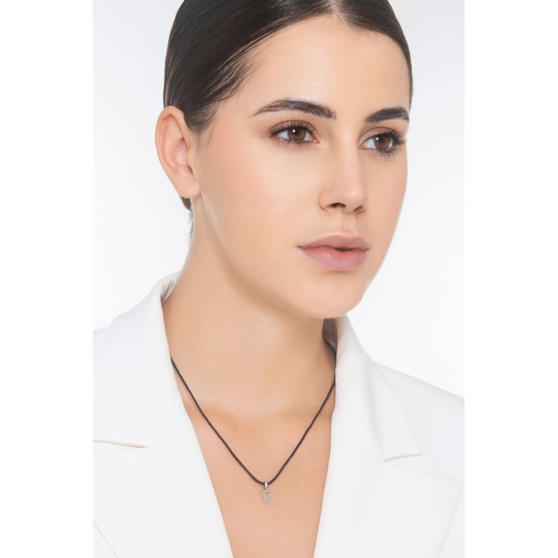 Ciondolo con lettera iniziale stampatello in oro bianco 18k