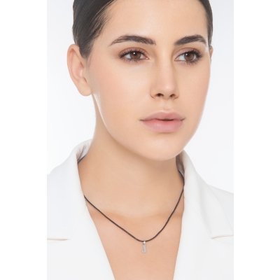 Ciondolo con lettera iniziale J stampatello in oro bianco 18k