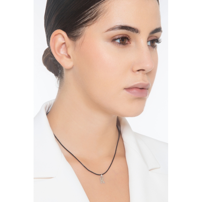 Ciondolo con lettera iniziale K stampatello in oro bianco 18k