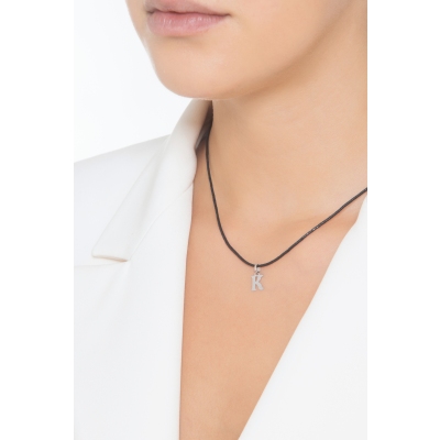 Ciondolo con lettera iniziale K stampatello in oro bianco 18k