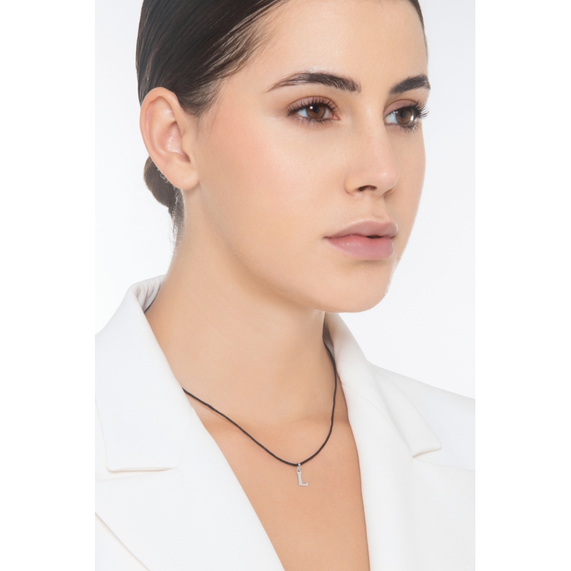 Ciondolo con lettera iniziale L stampatello in oro bianco 18k