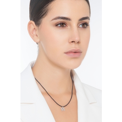 Ciondolo con lettera iniziale M stampatello in oro bianco 18k