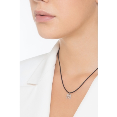 Ciondolo con lettera iniziale M stampatello in oro bianco 18k