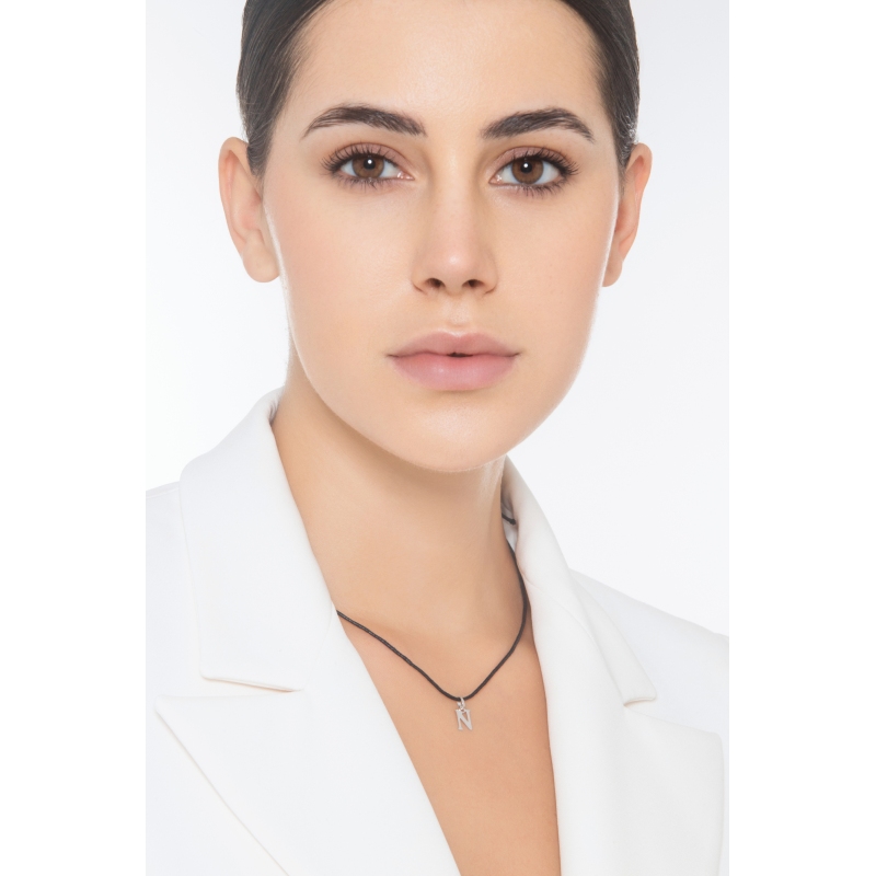 Ciondolo con lettera iniziale N stampatello in oro bianco 18k