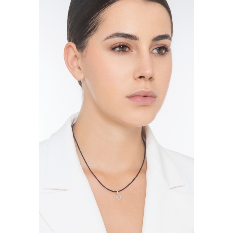 Ciondolo lettera O in stampatello in oro bianco 18k