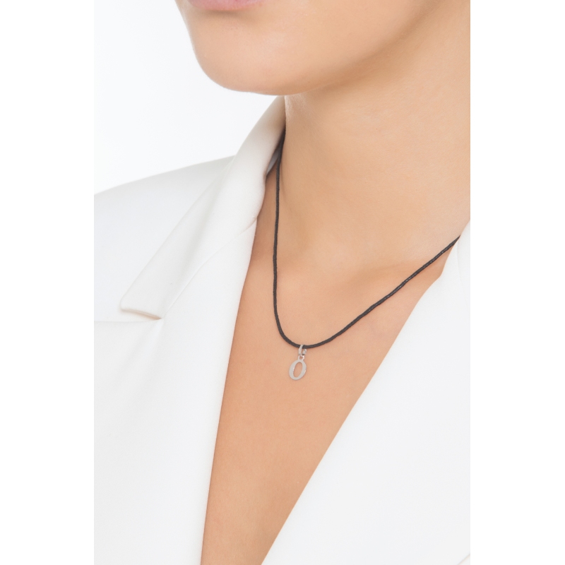 Ciondolo lettera O in stampatello in oro bianco 18k