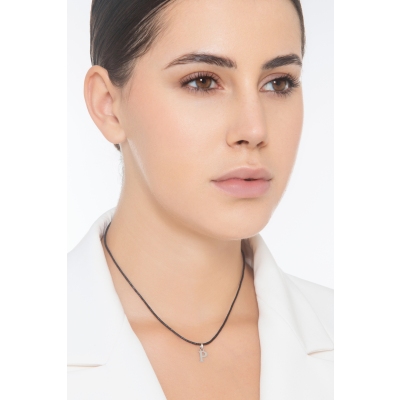 Ciondolo con lettera P in stampatello in oro bianco 18k