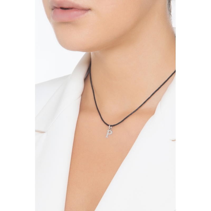 Ciondolo con lettera P in stampatello in oro bianco 18k