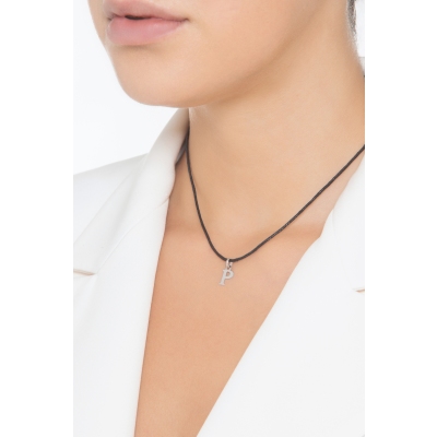 Ciondolo con lettera P in stampatello in oro bianco 18k