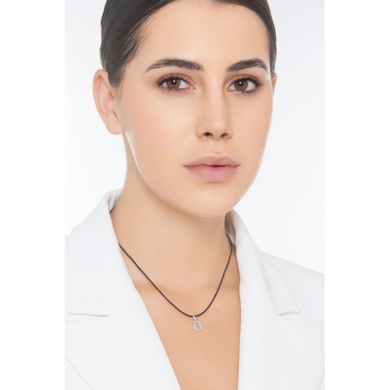 Ciondolo con lettera Q in stampatello oro bianco 18k