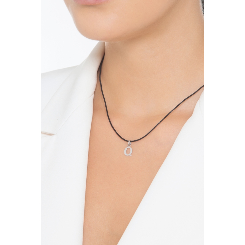 Ciondolo con lettera Q in stampatello oro bianco 18k