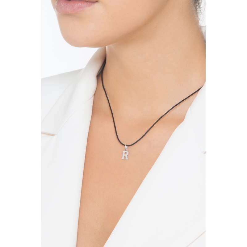 Ciondolo con lettera R in stampatello oro bianco 18k