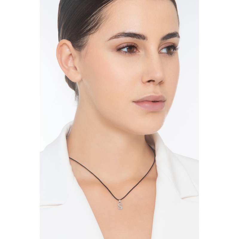 Ciondolo con lettera S in stampatello oro bianco 18k