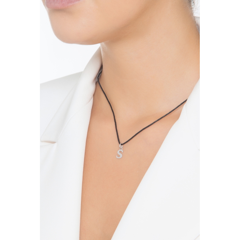 Ciondolo con lettera S in stampatello oro bianco 18k