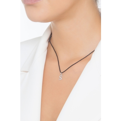 Ciondolo con lettera S in stampatello oro bianco 18k