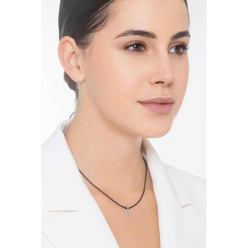 Ciondolo con lettera U in stampatello oro bianco 18k