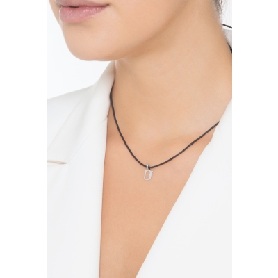 Ciondolo con lettera U in stampatello oro bianco 18k