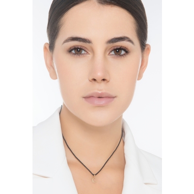 Ciondolo con lettera iniziale C stampatello in oro giallo 18k