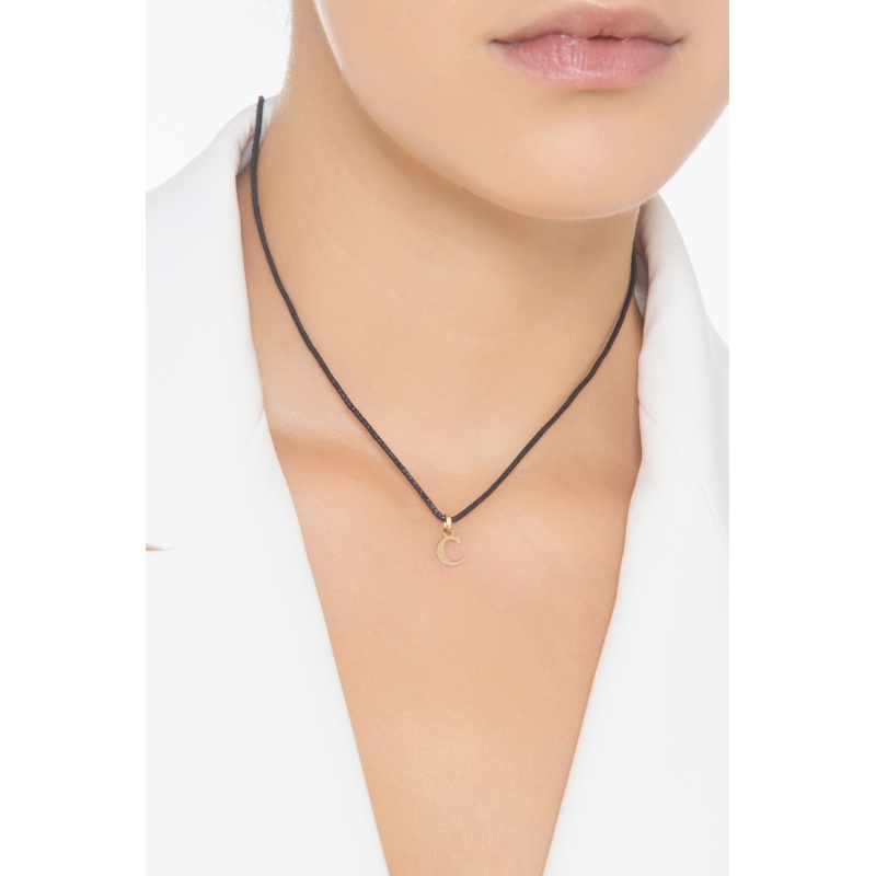 Ciondolo con lettera iniziale C stampatello in oro giallo 18k