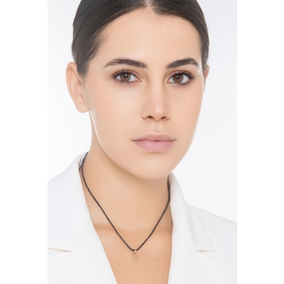 Ciondolo con lettera iniziale D stampatello in oro giallo 18k