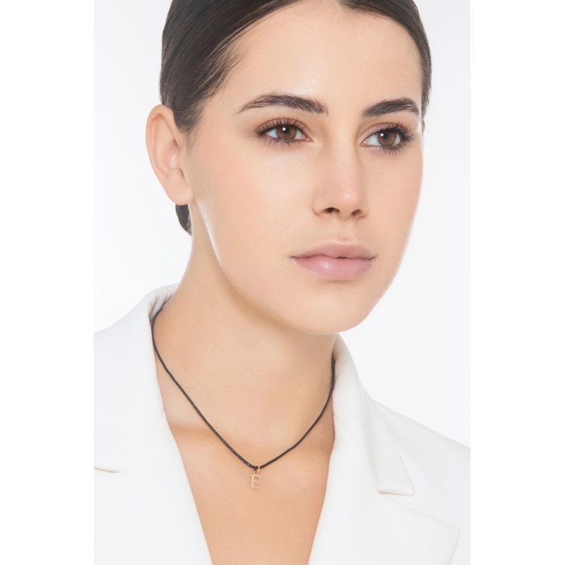 Ciondolo con lettera iniziale E stampatello in oro giallo 18k