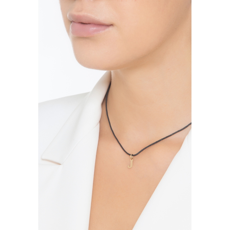 Ciondolo con lettera iniziale J stampatello in oro giallo 18k