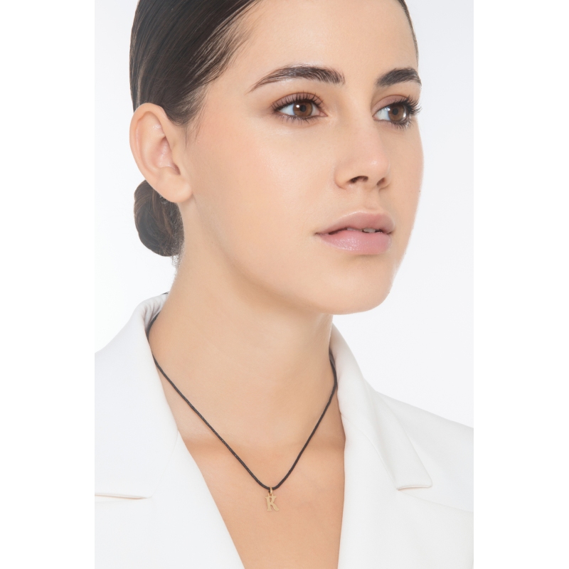 Ciondolo con lettera iniziale K stampatello in oro giallo 18k