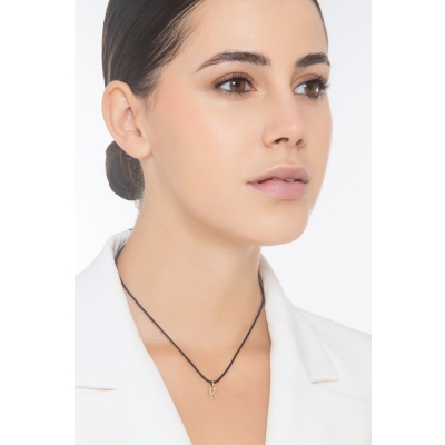 Ciondolo con lettera iniziale K stampatello in oro giallo 18k