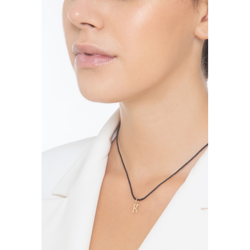 Ciondolo con lettera iniziale K stampatello in oro giallo 18k