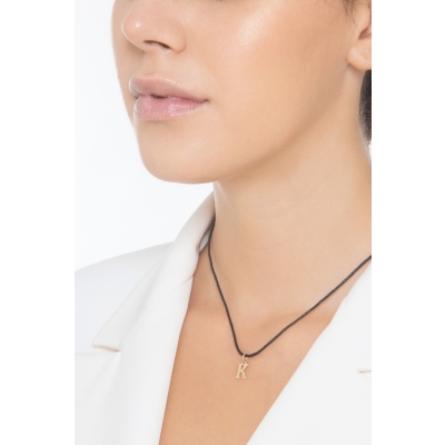 Ciondolo con lettera iniziale K stampatello in oro giallo 18k