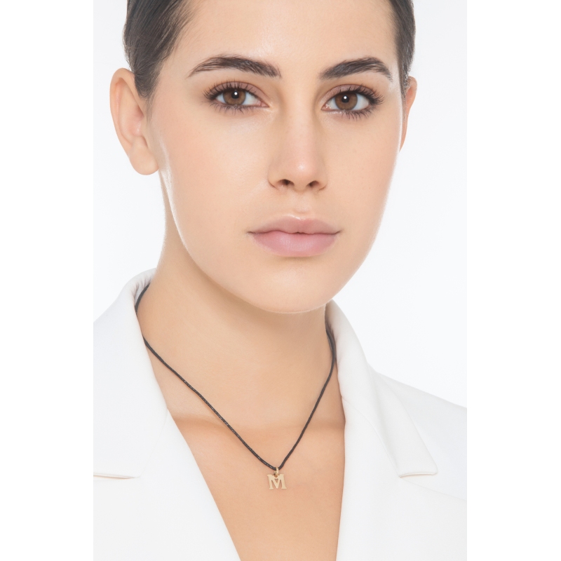 Ciondolo con lettera iniziale M stampatello in oro giallo 18k