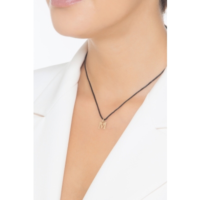 Ciondolo con lettera iniziale M stampatello in oro giallo 18k