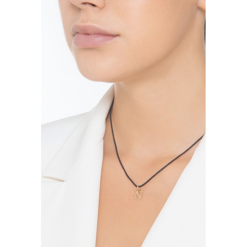 Ciondolo con lettera iniziale N stampatello in oro giallo 18k