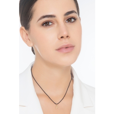 Ciondolo con lettera iniziale P stampatello in oro giallo 18k