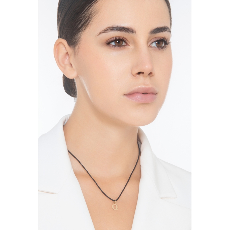 Ciondolo con lettera iniziale Q stampatello in oro giallo 18k