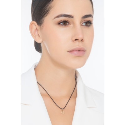 Ciondolo con lettera iniziale Q stampatello in oro giallo 18k