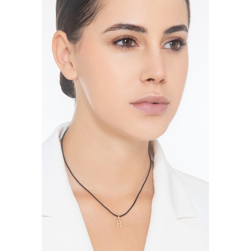 Ciondolo con lettera iniziale R stampatello in oro giallo 18k