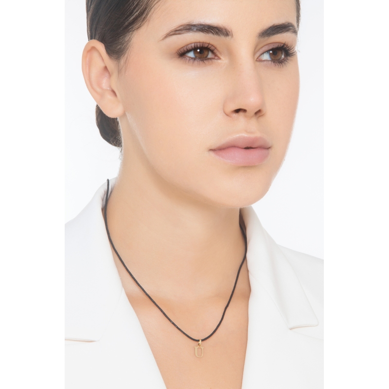 Ciondolo con lettera iniziale U stampatello in oro giallo 18k