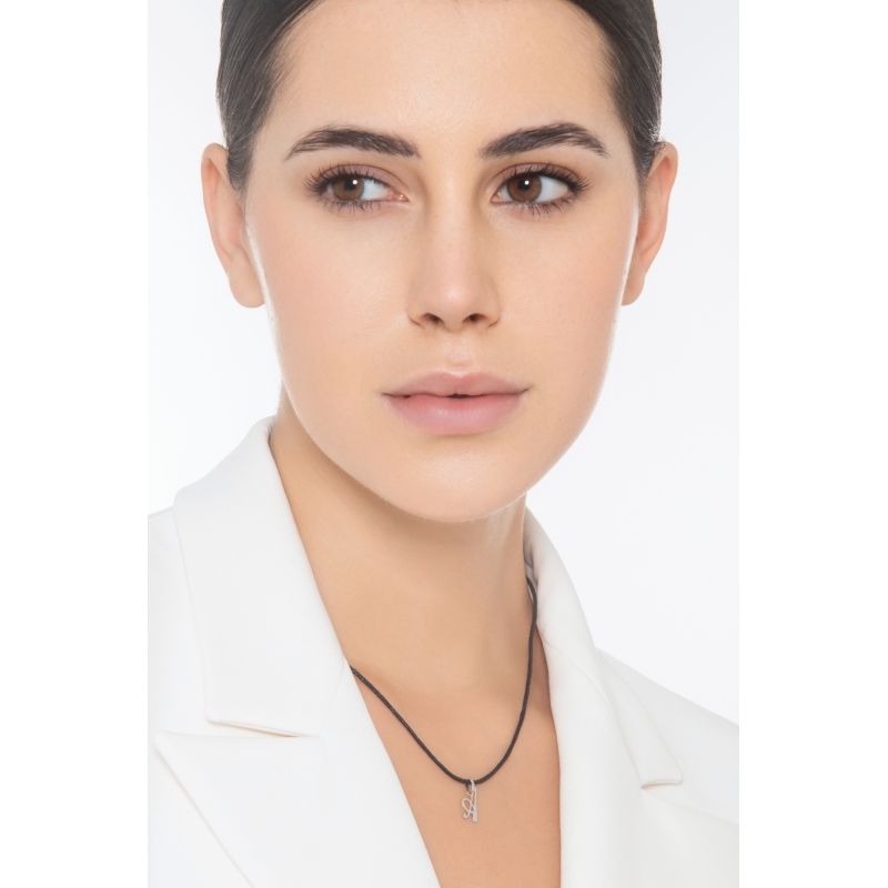 Ciondolo con lettera A in corsivo oro bianco 18k