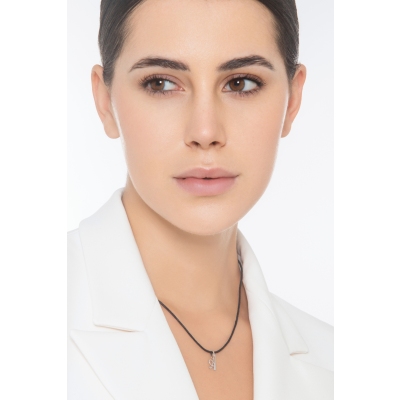 Ciondolo con lettera A in corsivo oro bianco 18k