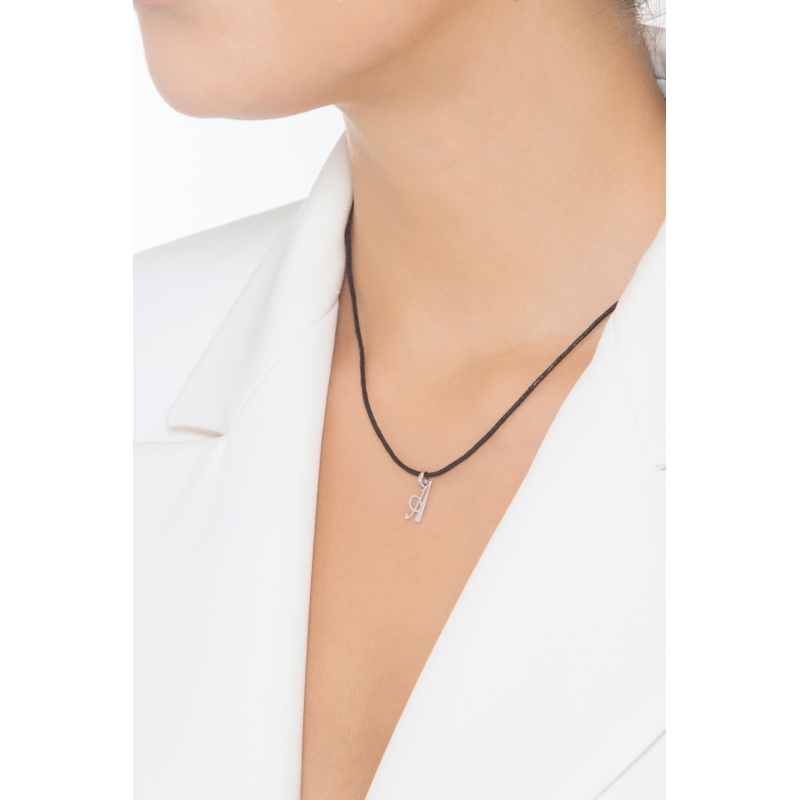 Ciondolo con lettera A in corsivo oro bianco 18k