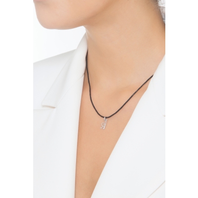 Ciondolo con lettera A in corsivo oro bianco 18k