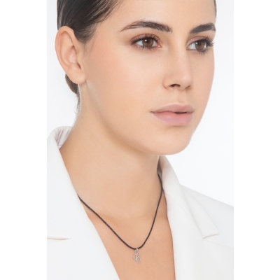 Ciondolo con lettera C in corsivo in oro bianco 18k