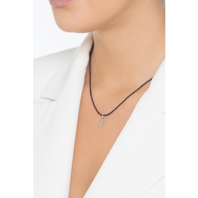 Ciondolo con lettera C in corsivo in oro bianco 18k