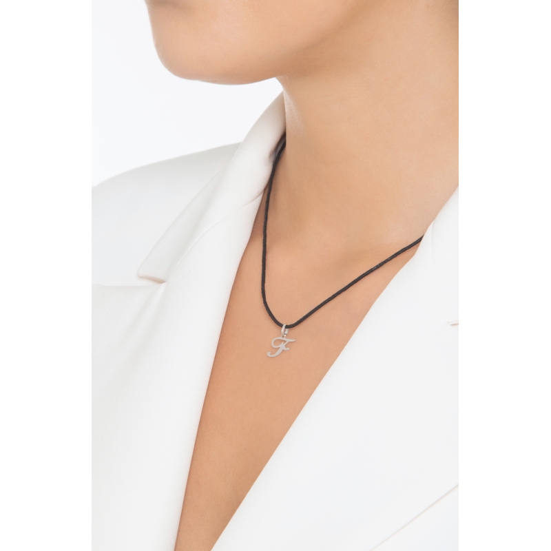 Ciondolo con lettera iniziale F corsivo in oro bianco 18k