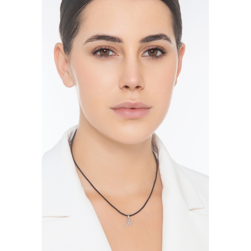 Ciondolo con lettera K in corsivo in oro bianco 18k