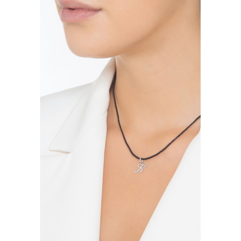 Ciondolo con lettera K in corsivo in oro bianco 18k