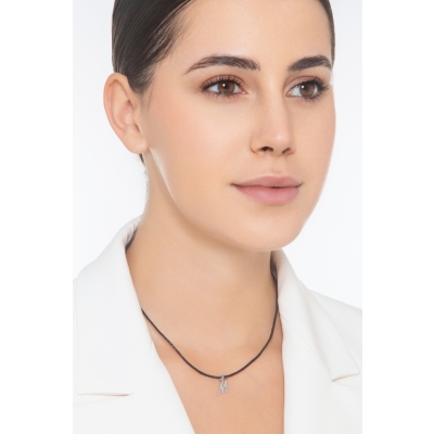 Ciondolo con lettera M in corsivo in oro bianco 18k