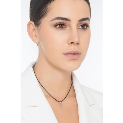 Ciondolo con lettera Q in corsivo in oro bianco 18k