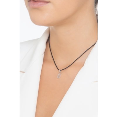 Ciondolo con lettera Q in corsivo in oro bianco 18k